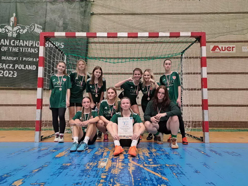 Zdjęcie Halowa dz MNS 2023 (4)5a10eb5a-2fb3-4f0f-ae8f-0a45eaa9afa5.jpg w galerii Mistrzostwa Nowego Sącza - Halowa Piłka Nożna Dziewcząt